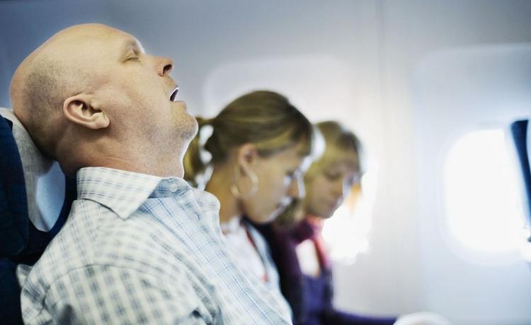 Почему нельзя спать в самолете во время взлета и снижения?