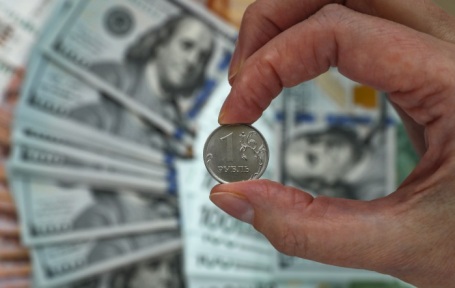 Курсы доллара и евро упали до минимумов 2020 года. Чем опасно укрепление рубля?